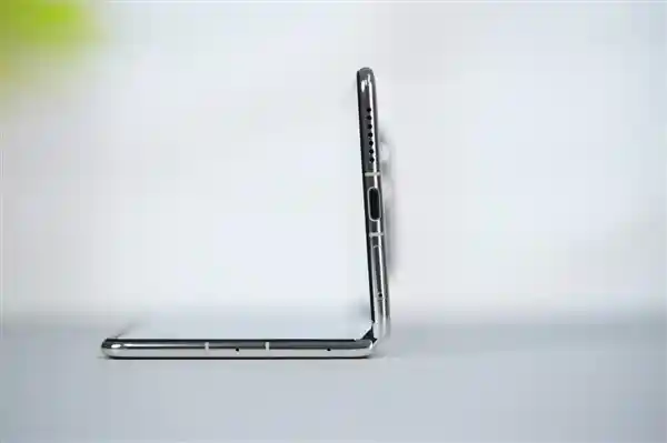 全球首款三网卫星通信手机！华为Mate X6典藏版图赏