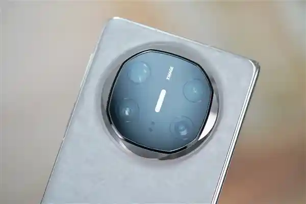 全球首款三网卫星通信手机！华为Mate X6典藏版图赏