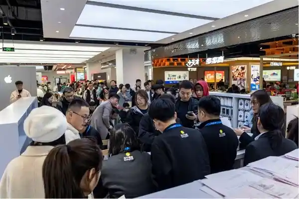 消费电子市场掀起购机狂潮，门店排队现象再度引爆