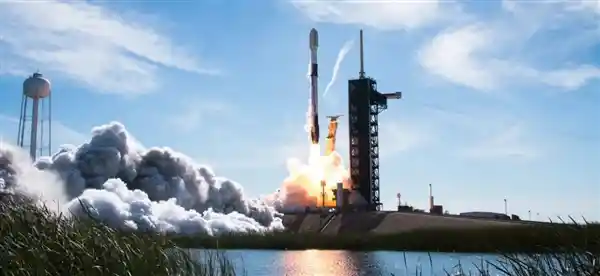 史上最轻盈！SpaceX猎鹰9号再次成功发射9+吨重卫星并实现史上第379次回收