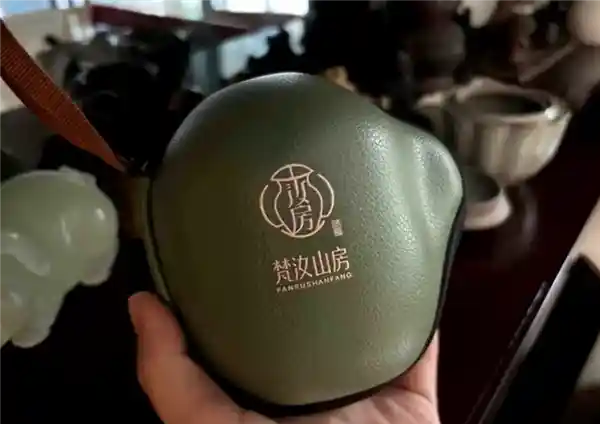 茶具爱好者遭遇惊喜！网友闲置茶具引发品牌方侵权警告，或将面临诉讼风波