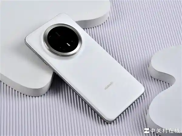 华为Mate 70 Pro+ 红枫影像大放异彩，友商需紧随其后！