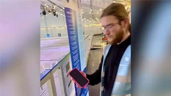 手机长时间被冰封在滑冰场两个月后，竟然仍然能正常使用！Frozen iPhone版：像冰雪奇缘一样神奇！