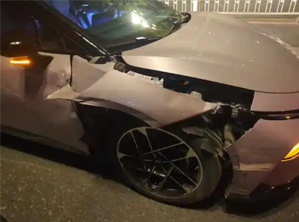 小鹏P7+车主智驾遭遇意外：撞上路边违停三轮车，定损费用高达2.4万元