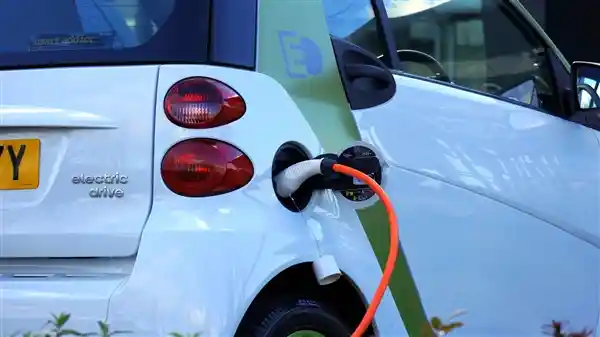 2025年新能源汽车价格战升级 销量再破纪录