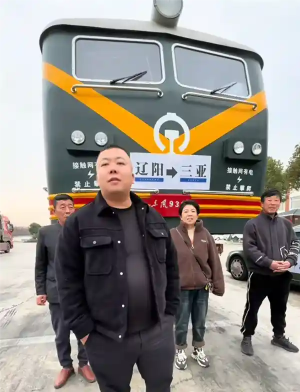 男子开火车卧铺车厢带全家自驾游，一辆车足矣容纳十几口人