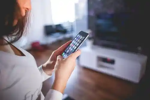 手机App竟然能偷听你的对话？官方回应：一聊啥就推啥！