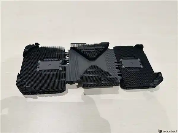 RTX 5090公版双流式散热器惊艳首发：轻松应对600W，噪音仅30-35dBA！