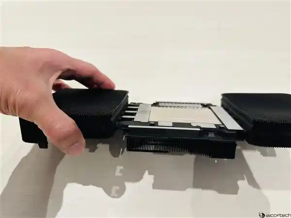 RTX 5090公版双流式散热器惊艳首发：轻松应对600W，噪音仅30-35dBA！