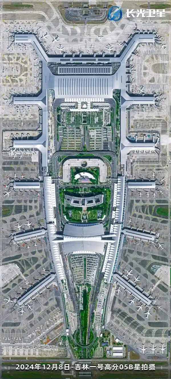 白云机场T3航站楼主体完工，吉利一号卫星俯瞰：巨无霸航站楼初现雏形