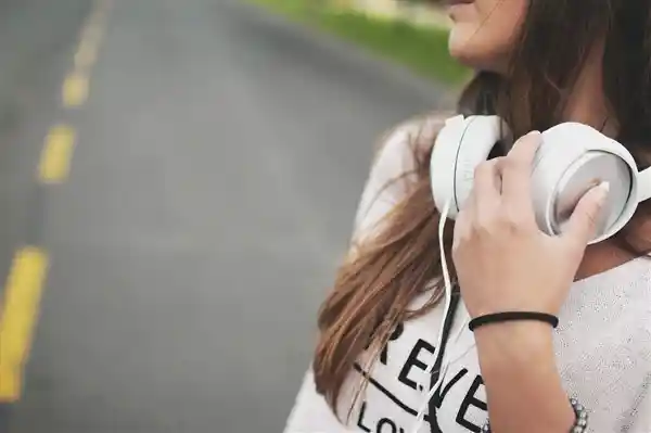 佩戴耳机成瘾？揭秘长期戴耳机对人体的影响