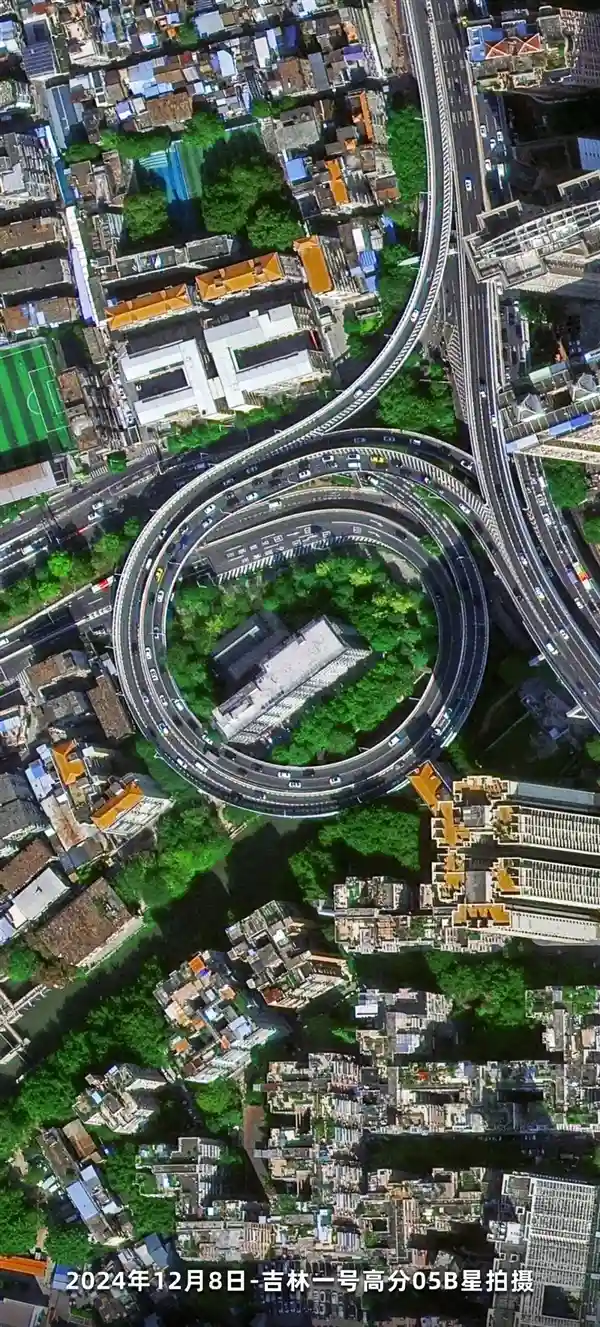 小房子横跨高速路，卫星镜头下的最强钉子户