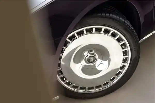 华为跨界豪华轿车尊界S800黑金双拼色亮相，尊贵奢华再升级