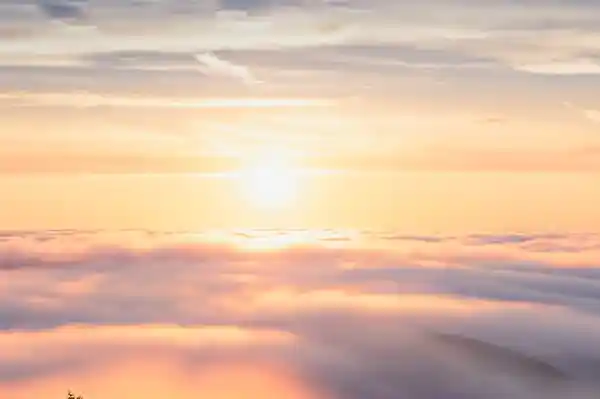 江西惊现神秘天空大佛 绝美画面震撼眼球