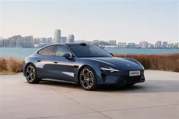 小米SU7交付量破万，超越特斯拉Model 3