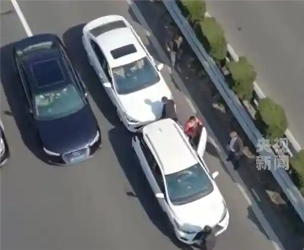 高速公路空中交警助力疏通追尾堵车，几分钟解救交通急救点
