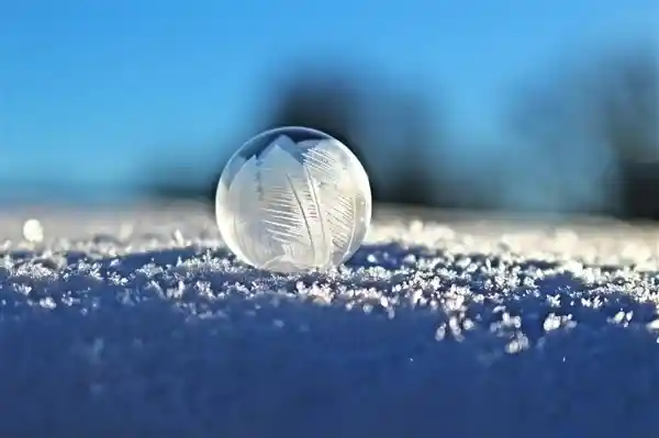 2025年首波寒潮来袭！多地雨雪大规模上演，紫色冻土令人瑟瑟发抖