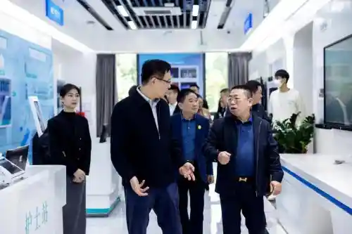 中国教育装备行业协会副会长夏国明一行探访itc保伦股份：共谋智慧教育未来