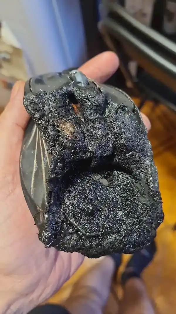技嘉游戏鼠标竟自燃起火！网友惊呼：瞬间烧化神器