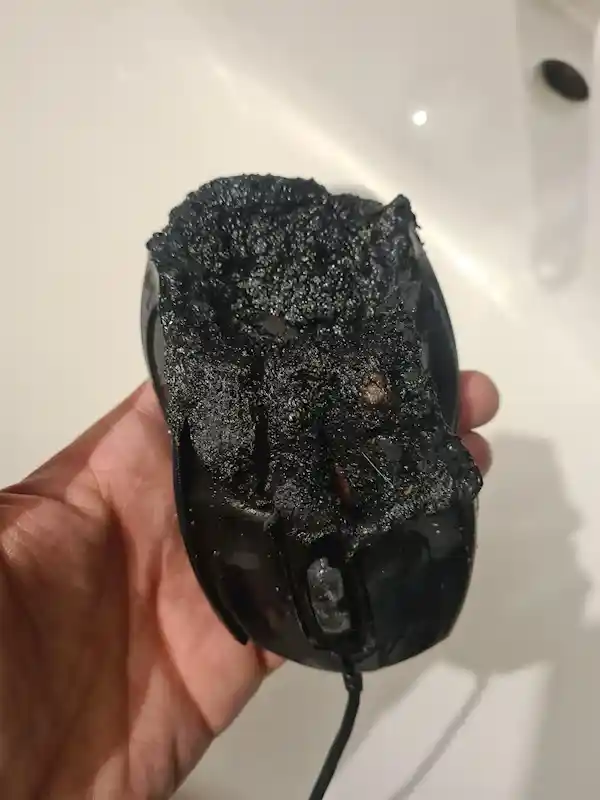 技嘉游戏鼠标竟自燃起火！网友惊呼：瞬间烧化神器