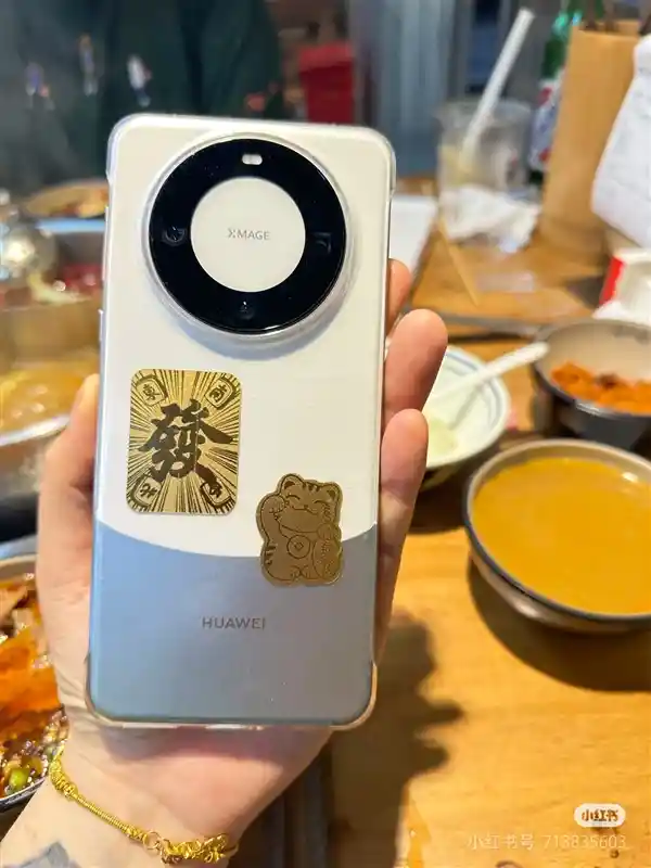 年轻人抢购热度！0.01克黄金手机贴成新宠 金店紧急取消假期
