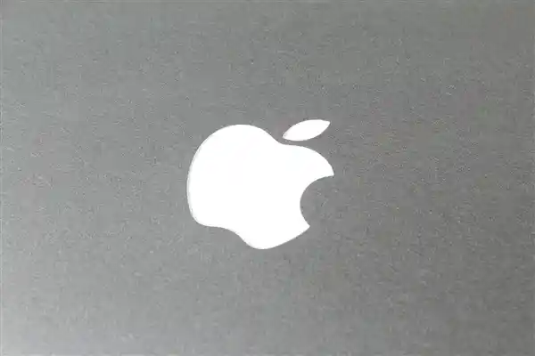 苹果iPhone销量下滑，AI前景蒙阴影：股价再遭打压