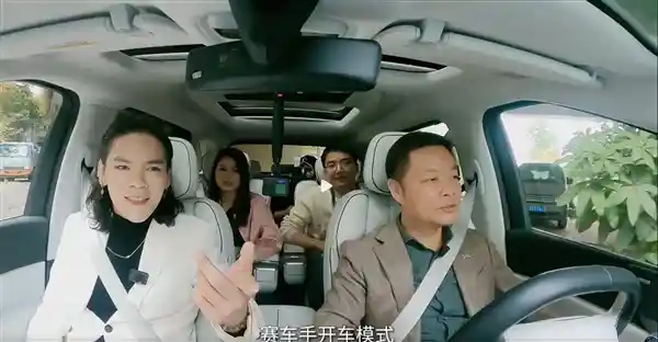 向佐亲身试驾小鹏智能驾驶，惊叹如同赛车手驾驭般娴熟