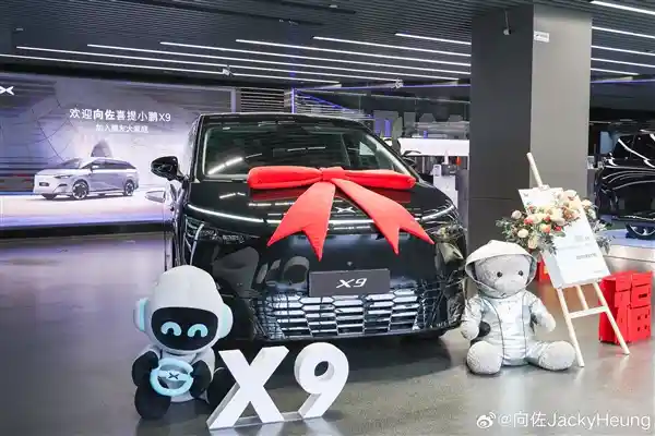 向佐亲身试驾小鹏智能驾驶，惊叹如同赛车手驾驭般娴熟