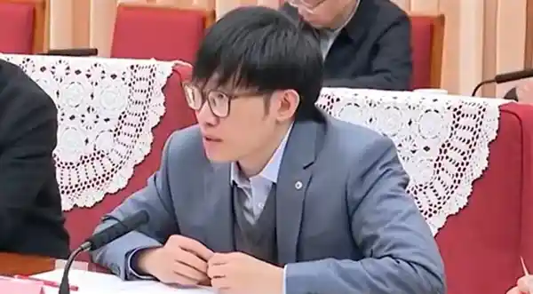 从17岁起步，他的DeepSeek将世界触手可及