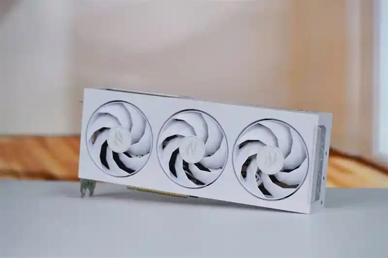 「影驰GeForce RTX 5080圣刃OC：小身材大能量！高端玩家的极致选择！」