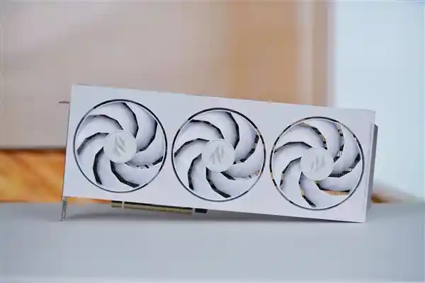 【重磅新品！影驰RTX 5080圣刃OC显卡震撼登场，7片三折扇叶助力极致散热】