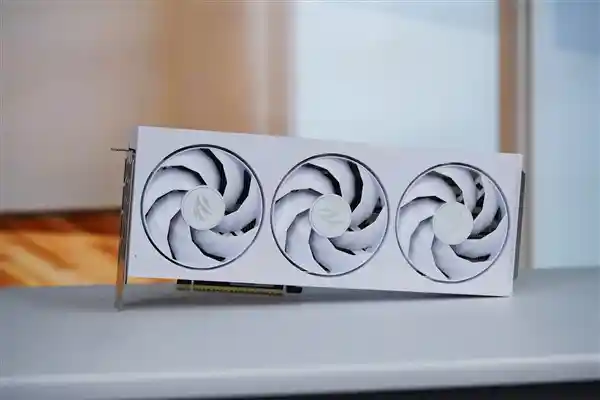 【重磅新品！影驰RTX 5080圣刃OC显卡震撼登场，7片三折扇叶助力极致散热】