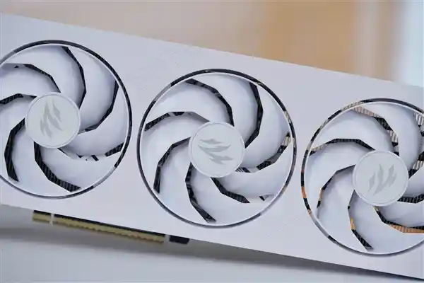 【重磅新品！影驰RTX 5080圣刃OC显卡震撼登场，7片三折扇叶助力极致散热】