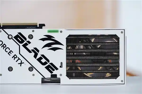 【重磅新品！影驰RTX 5080圣刃OC显卡震撼登场，7片三折扇叶助力极致散热】