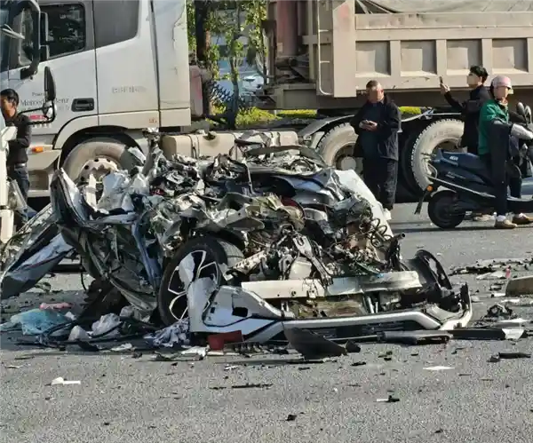 SUV飙车撞翻大货车致1死2伤 警方通报详细情况