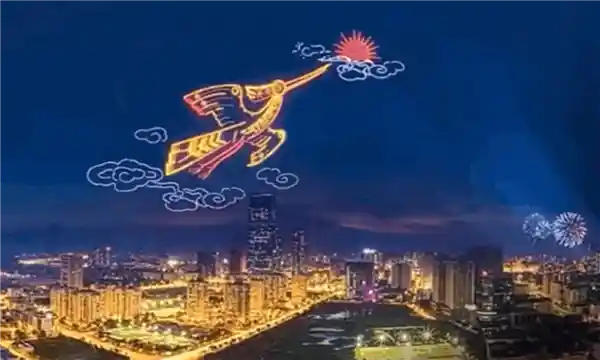 无人机惨遭坠毁起火！越南除夕夜灯光秀悬空，惊险取消