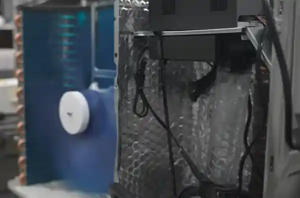 美女博主巧用家用空调外机，为电脑降温加速！RTX 5090性能飙升！