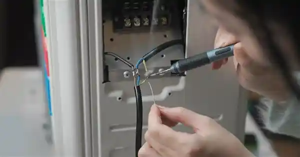 美女博主巧用家用空调外机，为电脑降温加速！RTX 5090性能飙升！