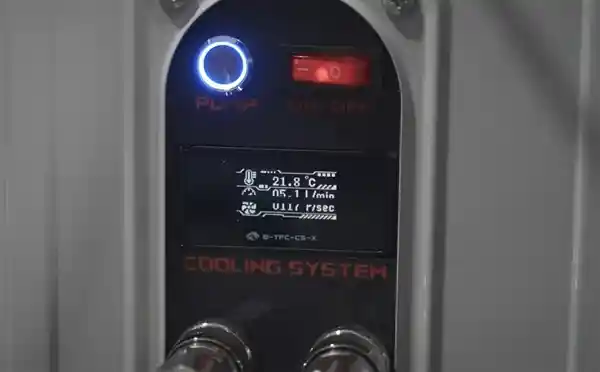 美女博主巧用家用空调外机，为电脑降温加速！RTX 5090性能飙升！