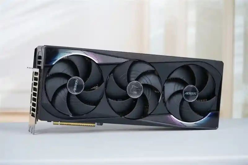 全新升级！技嘉RTX 5080超级雕显卡抢先评测：四风扇冷却，轻松应对高温烤机