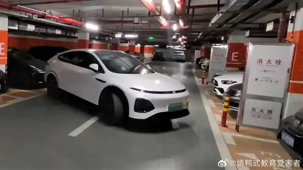 小鹏自动泊车系统故障，车辆停在小区车库通道造成交通堵塞