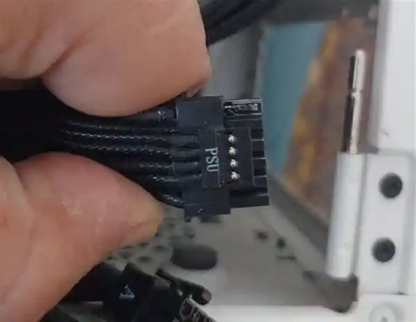 RTX 5080惊现电源线爆炸！首例烧毁事件引发关注