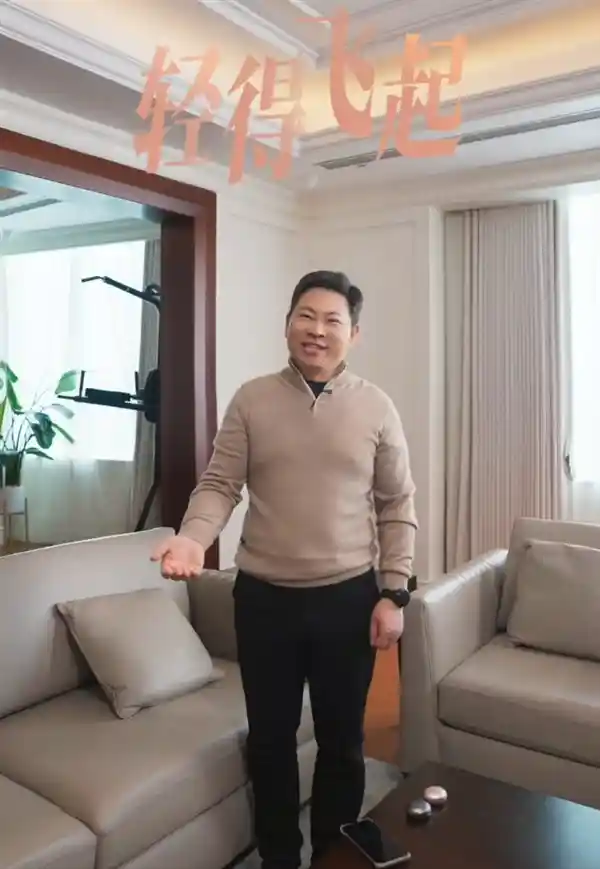 余承东推荐情人节礼物：玫瑰金配色，轻盈舒适又时尚！