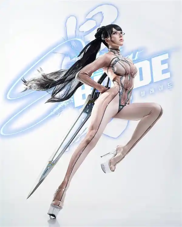 拉脱维亚美女cos《星刃》女主伊芙：性感战衣展现超凡魅力
