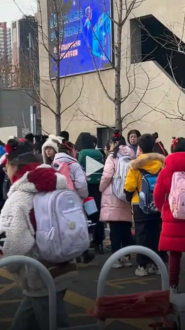 哪吒头霸占校园：开学季惊现全校哪吒造型