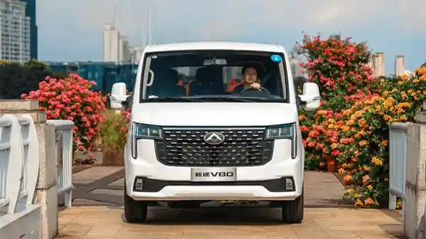 上汽大通新途V80 9AT：宽体客车中的性价比之选【全方位解析】