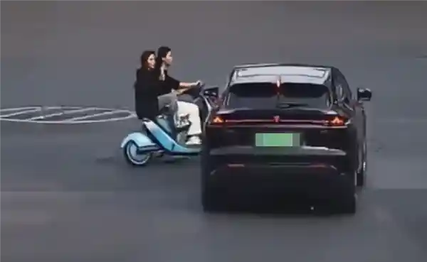 电动车女骑手闯红灯被撞翻，全责谁担？