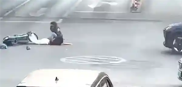 电动车女骑手闯红灯被撞翻，全责谁担？