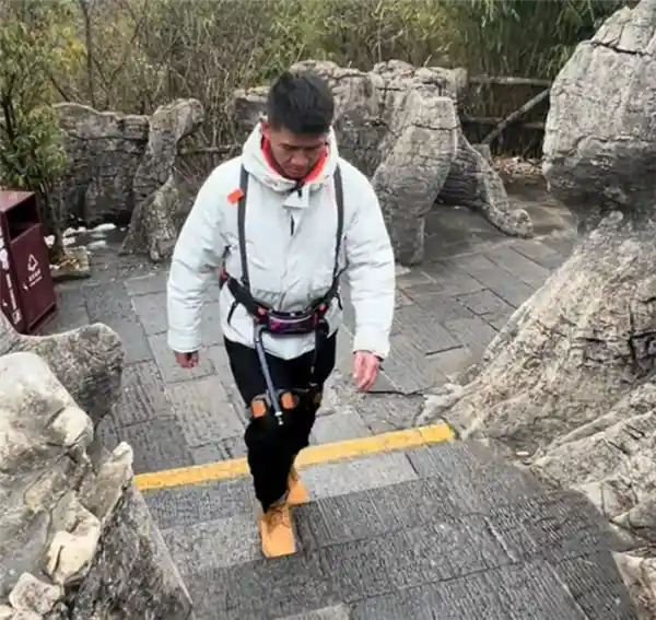 湖北景区推出智能助行腿，80岁老太也能轻松登山