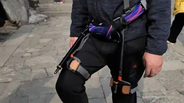 湖北景区推出智能助行腿，80岁老太也能轻松登山